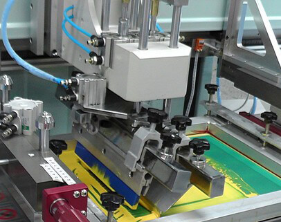 Silkscreen logo printed on custom silicone beauty brush